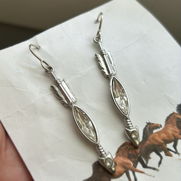 🖤NEW💕Indian motif arrow dangle earrings - Picture 8 of 10